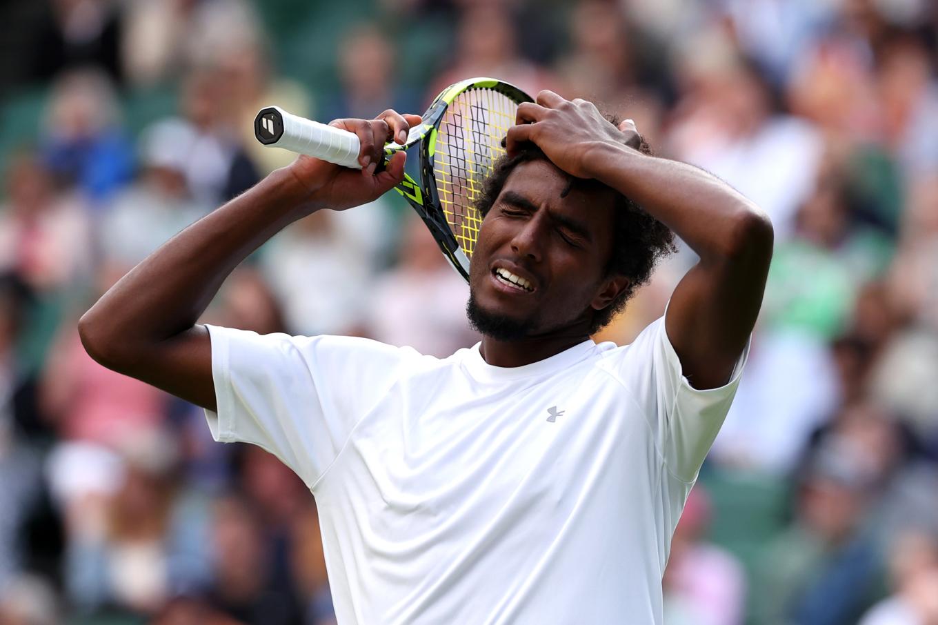 Elias Ymer reagerar efter en miss under en match i 2024 års Wimbledonturnering. Svensk tennis är i ett av de sämsta lägena genom tiderna. Foto: Sean M. Haffey/Getty Images