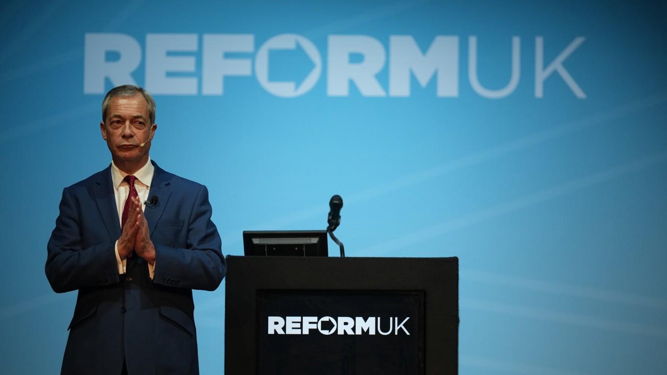 Nigel Farage, partiledare för Reform UK, talar i samband med en kongress i Leicester i Storbritannien den 3 januari. Foto: Christopher Furlong/Getty Images