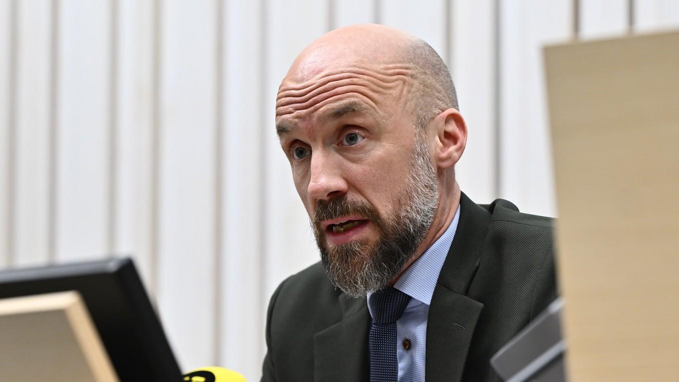 Tingsrättens ordförande, chefsrådmannen David Säfwe, kommenterar domen om det så kallade väskmordet vid en pressträff på onsdagen. Foto: Anders Wiklund/TT