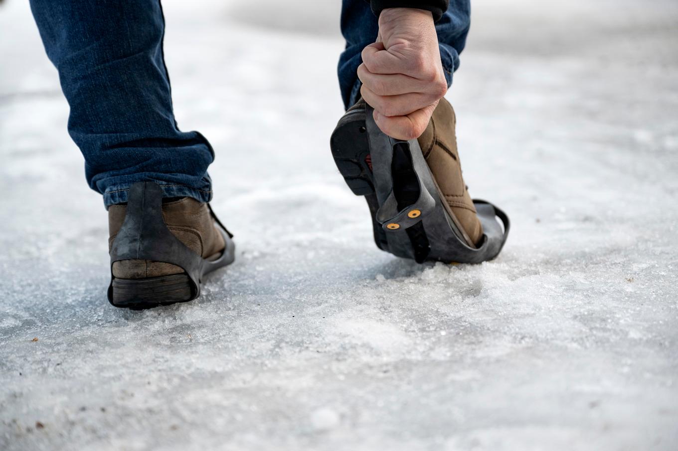 SMHI varnar för stora problem med ishalka och risk för isbildning på luftburna ledningar. Arkivbild. Foto: Pontus Lundahl/TT