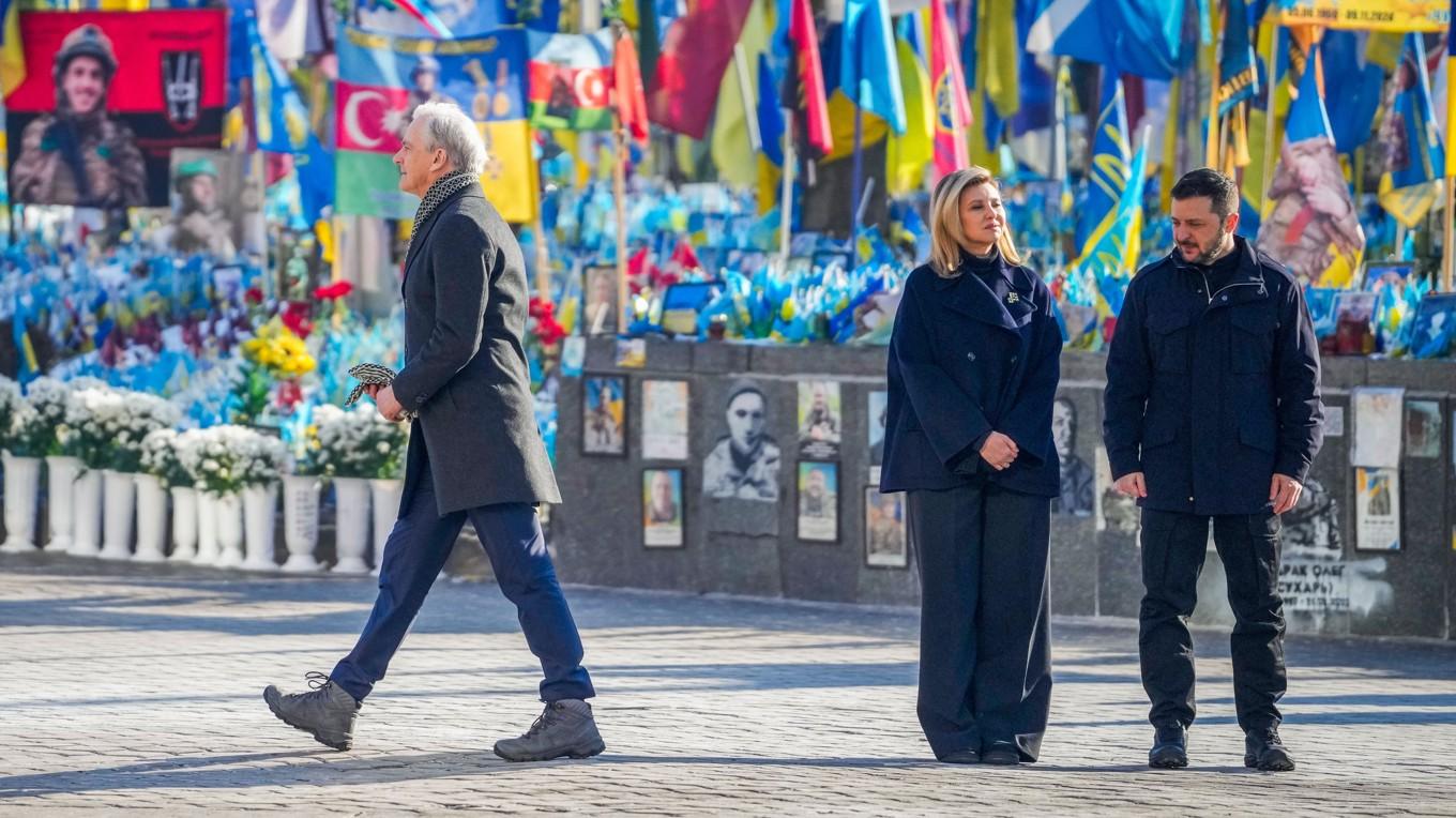 Norges statsminister Jonas Gahr Støre deltar i en ceremoni med Ukrainas president Volodymyr Zelenskyj och hans fru Olena Zelenska i Kiev på måndagsmorgonen. Foto: Javad Parsa/NTB/TT