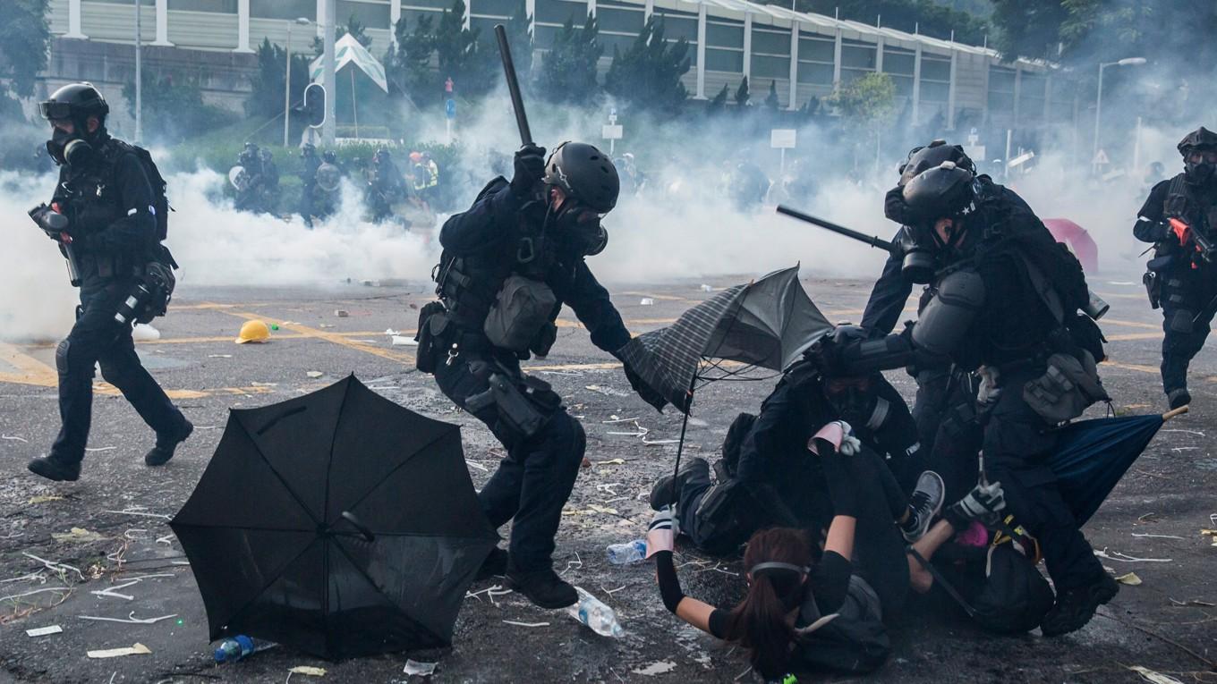 Sammandrabbning på Hongkongs gator 2019. ”Efter att Hongkongs prodemokratiska rörelse slogs ut 2019 förflyttades ett stort antal av KKP:s agenter utomlands, vilket har ökat KKP:s transnationella förtryck i andra länder”, säger Yeau-Tran Lee. Foto: Isacc Lawrence/AFP