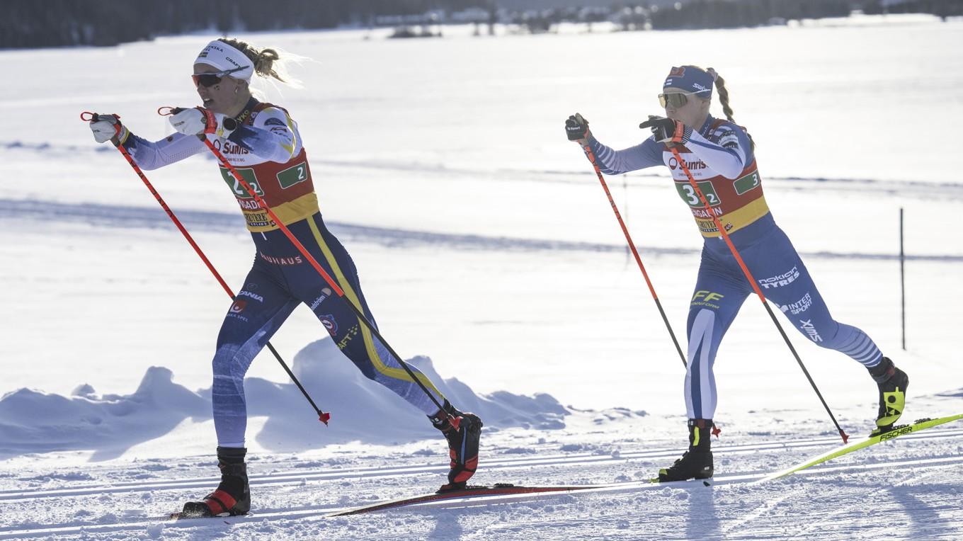 Här ser vi Emma Ribom före finska Jasmi Joensuu i världscupen i schweiziska Silvaplana. Foto: Gian Ehrenzeller/AP/TT