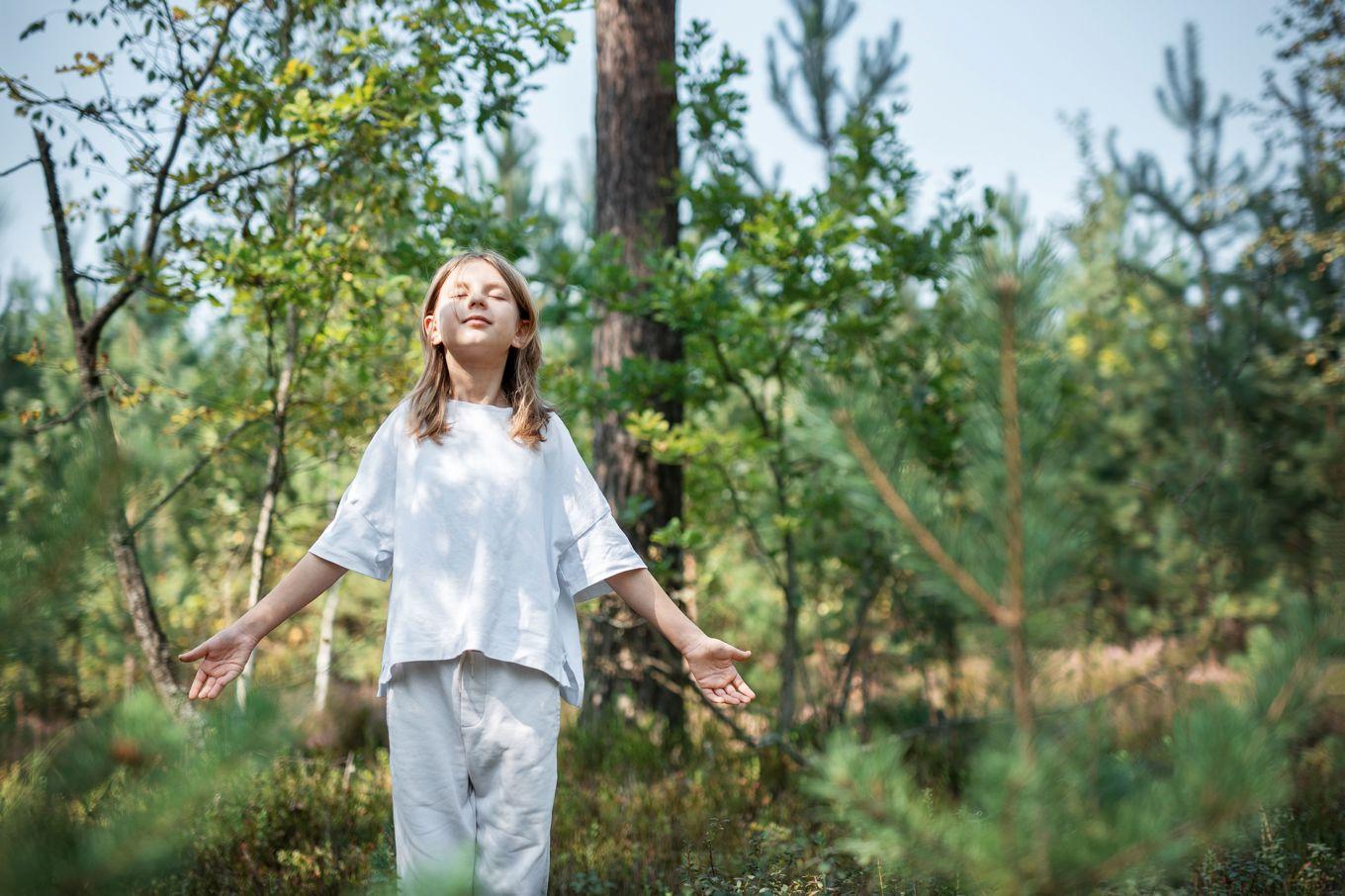 Är man rastlös eller hyperaktiv kan en promenad i skogen göra gott. Andningstekniker och mindfulness är också bra. Foto: Olena Rudo