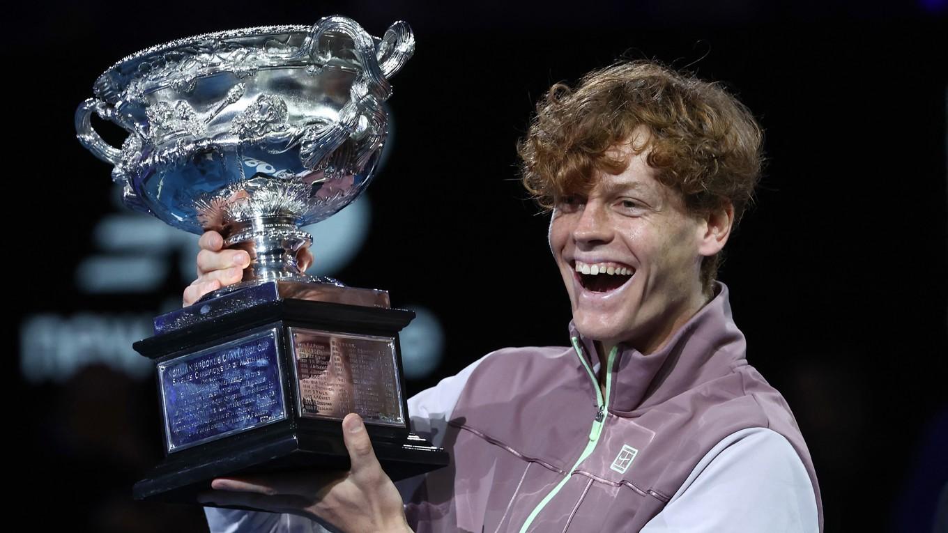 Trots att han lämnat två positiva dopingprov klarar sig Jannik Sinner undan med tre månaders avstängning. Det bör göra honom minst lika glad som här efter årets seger i Australian Open. Foto: David Gray/AFP via Getty Images