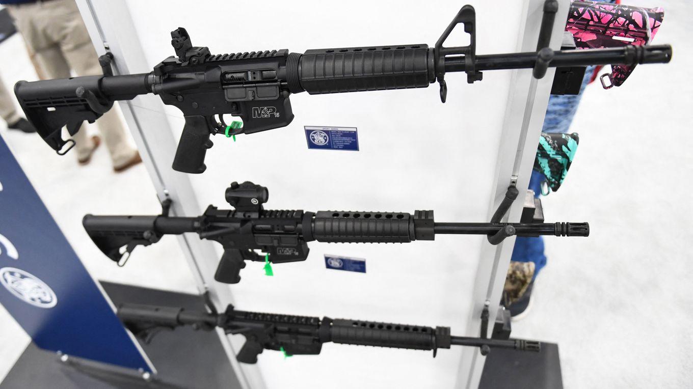 En debatt om det halvauto­matiska geväret AR-15 pågår även i USA. Foto: Patrick T. Fallon/AFP via Getty Images