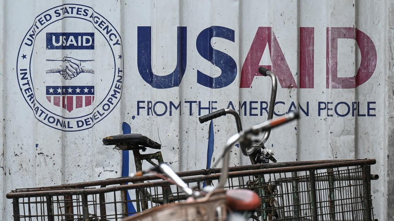 Trumpadministrationen får nu klartecken att permittera anställda på den amerikanska biståndsmyndigheten USAID efter ett beslut från en domare. Foto: Jam Sta Rosa/AFP via Getty Images