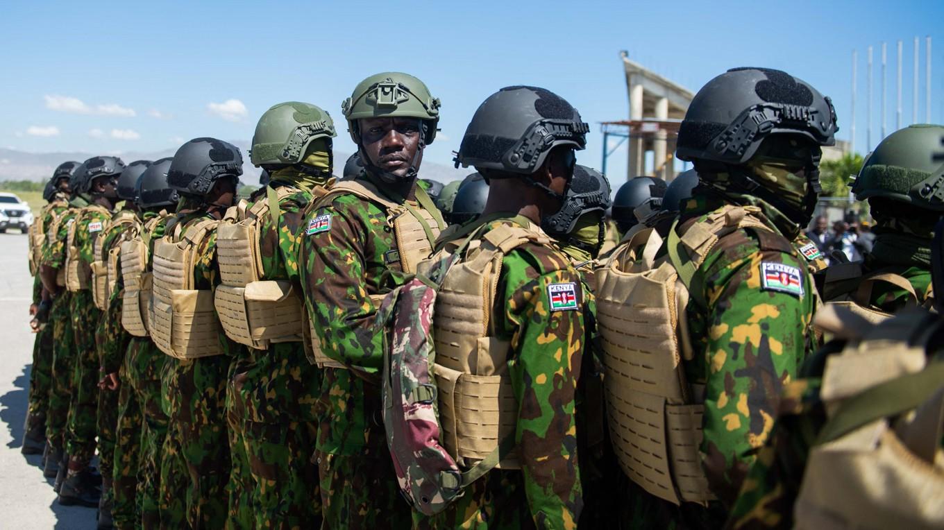 Kenyanska poliser anländer till Toussaint Louverture International Airport i Port-au-Prince i Haiti den 6 februari. Foto: Clarens Siffroy/AFP via Getty Images