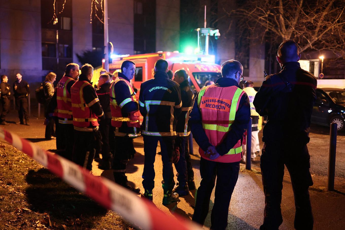 Räddningstjänsten vid baren i Grenoble i Frankrike där en granat kastades in strax efter klockan 20:00. Minst nio personer skadades, varav en allvarligt. Foto: MAXIME GRUSS/AFP via Getty Images