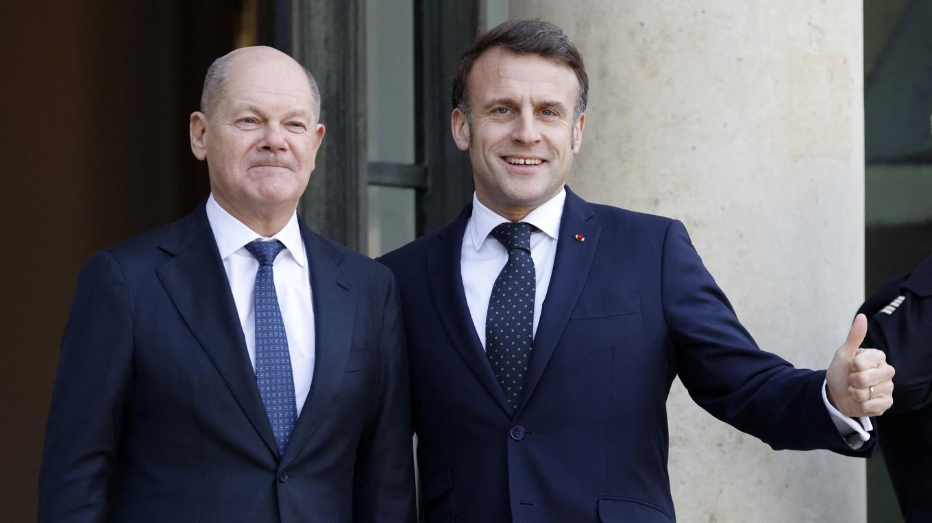 Den tyske förbundskanslern Olaf Scholz och Frankrikes president Emanuelle Macron vid Elyseepalatset i Paris den 17 februari. Foto: Ludovic Marin/AFP via Getty Images