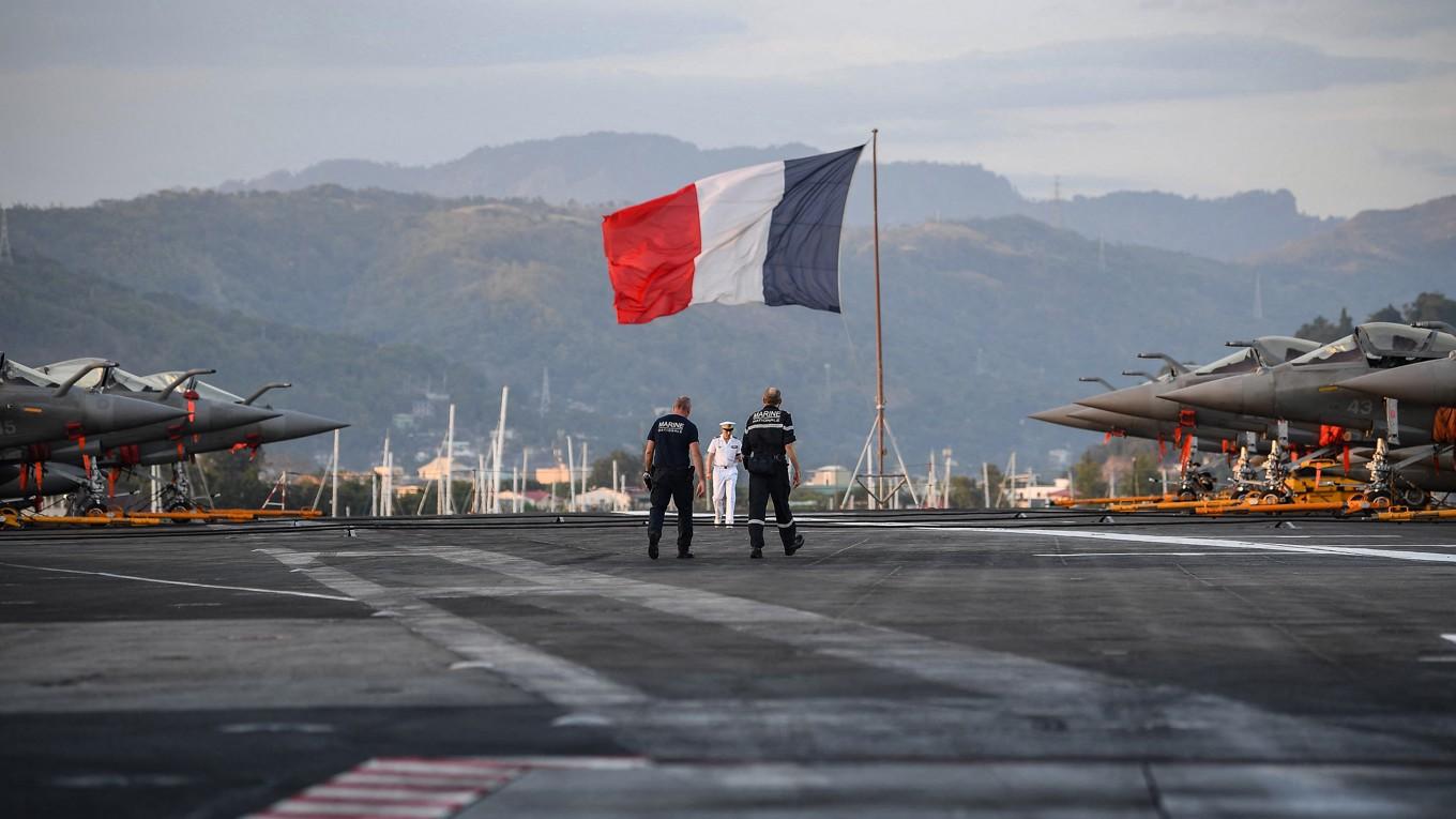 Stridsflygplan på det franska hangarfartyget Charles de Gaulle vid USA:s tidigare flottbas i Subic Bay norr om Manila den 23 februari. Foto: Ted Aljibe/AFP via Getty Images