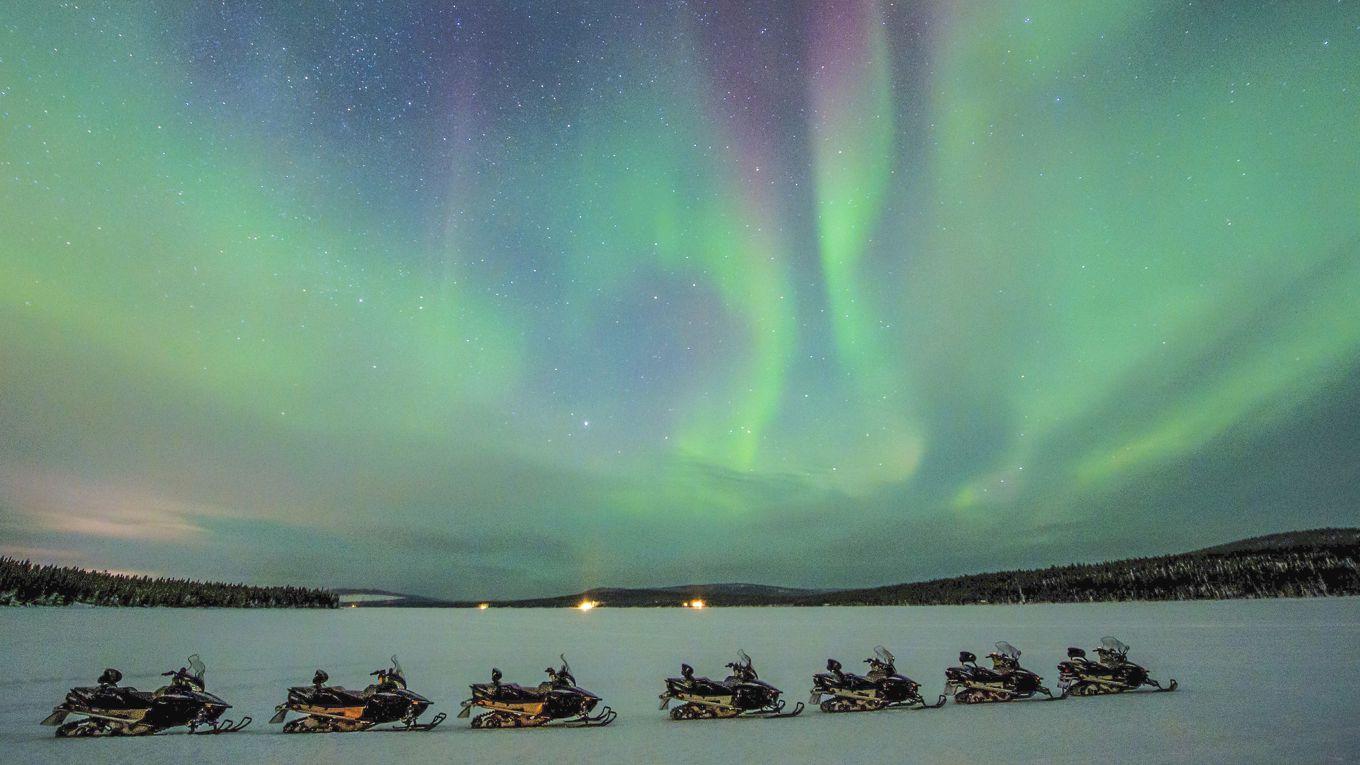 Abisko nationalpark anses vara en av världens bästa platser för att se norrsken. Den torra luften och den låga halten av ljusföroreningar gör att himlen ofta är klar, vilket ger optimala förhållanden. Kiruna, Sveriges nordligaste stad, är också en utmärkt plats för norrsken. Jukkasjärvi är världsberömt för sitt ishotell, men det är också en plats där norrsken ofta visar sig. Även om Luleå och Piteå ligger längre söderut än Kiruna och Abisko, syns norrsken ofta här, särskilt under kraftiga solstormar. Jämtlandsfjällen och Åre ligger längre söderut, men kan också bjuda på norrsken under gynnsamma förhållanden. För den som vill uppleva norrsken på norrländskt vis finns det flera företag som erbjuder turer med hundspann och skoter. Foto: Asaf Kliger/Imagebank.Sweden.se