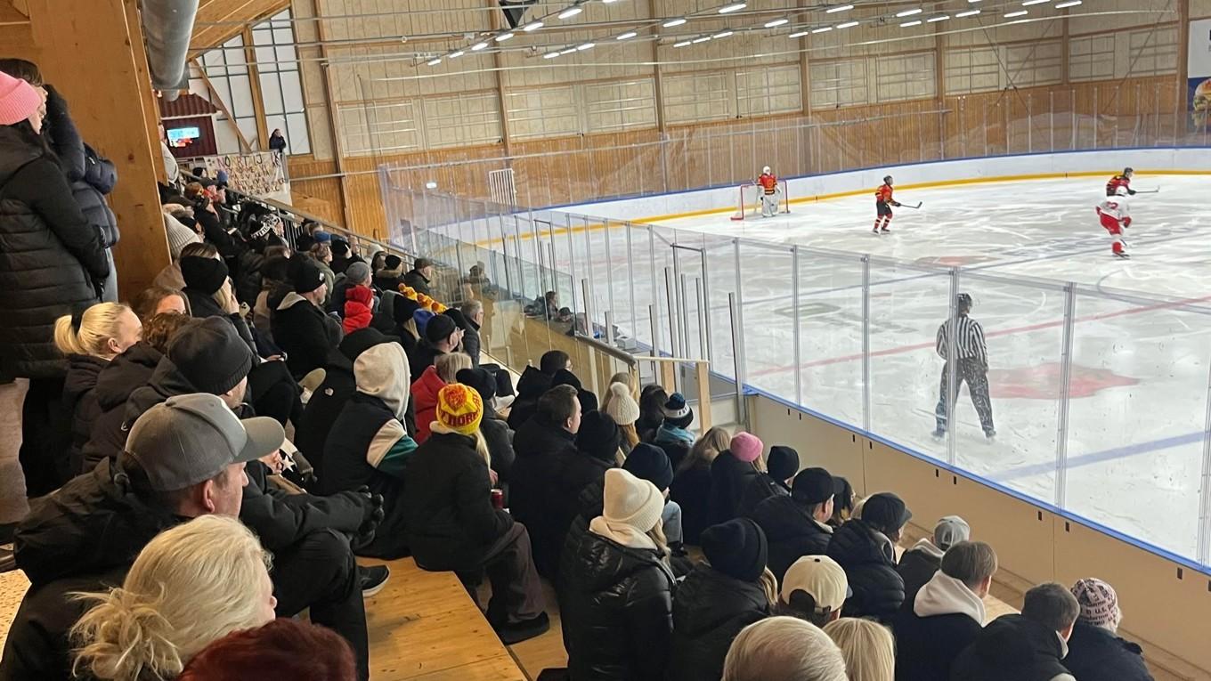 Inte knökfullt i hallen den tisdag Epoch Times var på besök men det lär bli över 600 åskådare när kvalet till division ett spelas. Foto: Pär Edgren