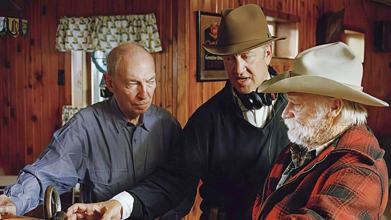 David Lynch (i mitten) regisserar. Till höger på bilden ser vi huvudrollsinnehavaren Richard Farnsworth (1920–2000). Foto: Walt Disney Studios Motion Pictures