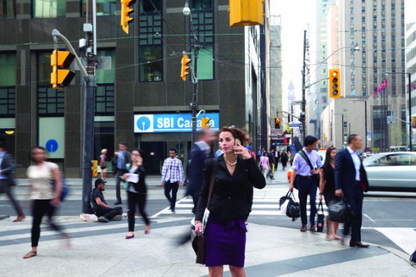 Effektiva människor är alltid på språng och gör flera saker samtidigt för att spara tid. Men nu gryr en ny trend när man har börjat inse hur ohälsosam den här livsstilen är. (Foto: Don Quincy/DQC Photo)