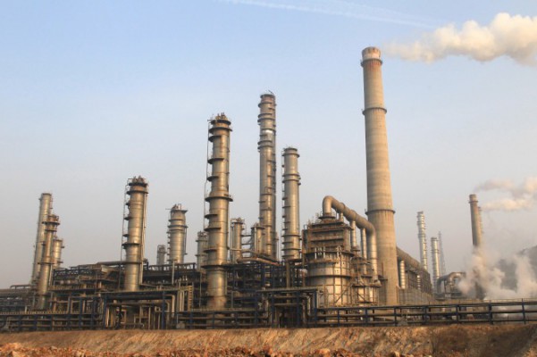 Arkivbild som visar en kemisk anläggning i staden Dalian i Liaoningprovinsen, nordöstra Kina, den 18 januari 2013. Journalister i Kina säger att vissa kemiska anläggningar i Kina förorenar grundvattnet genom att pumpa ner avfall i brunnar. (Foto: STR/AFP/Getty Images)