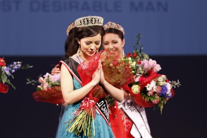 Anastasia Lin kröns till Miss World Kanada i Vancouver, 16 maj 2015. Lin har hamnat på kollisionskurs med den kinesiska kommunistregimen för sitt engagemang för mänskliga rättigheter, och nu försöker regimen hindra henne från att delta i finalen.  (Foto: Andrew Chin)