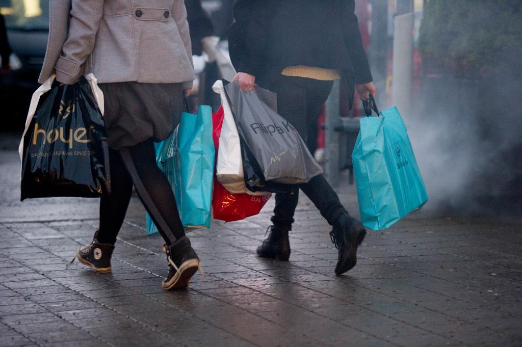 Användningen av plastkassar i Europa måste minska. Nu förslår Naturvårdsverket ett pris på fem kronor per påse. (Foto: Nesvold, Jon Olav /NTB scanpix/TT-arkivbild)