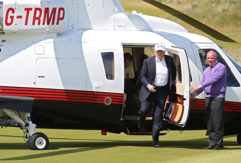 Donald Trump landar på sin golfbana i närheten av Aberdeen i Skottland. (Foto: Andrew Milligan/AP/TT)