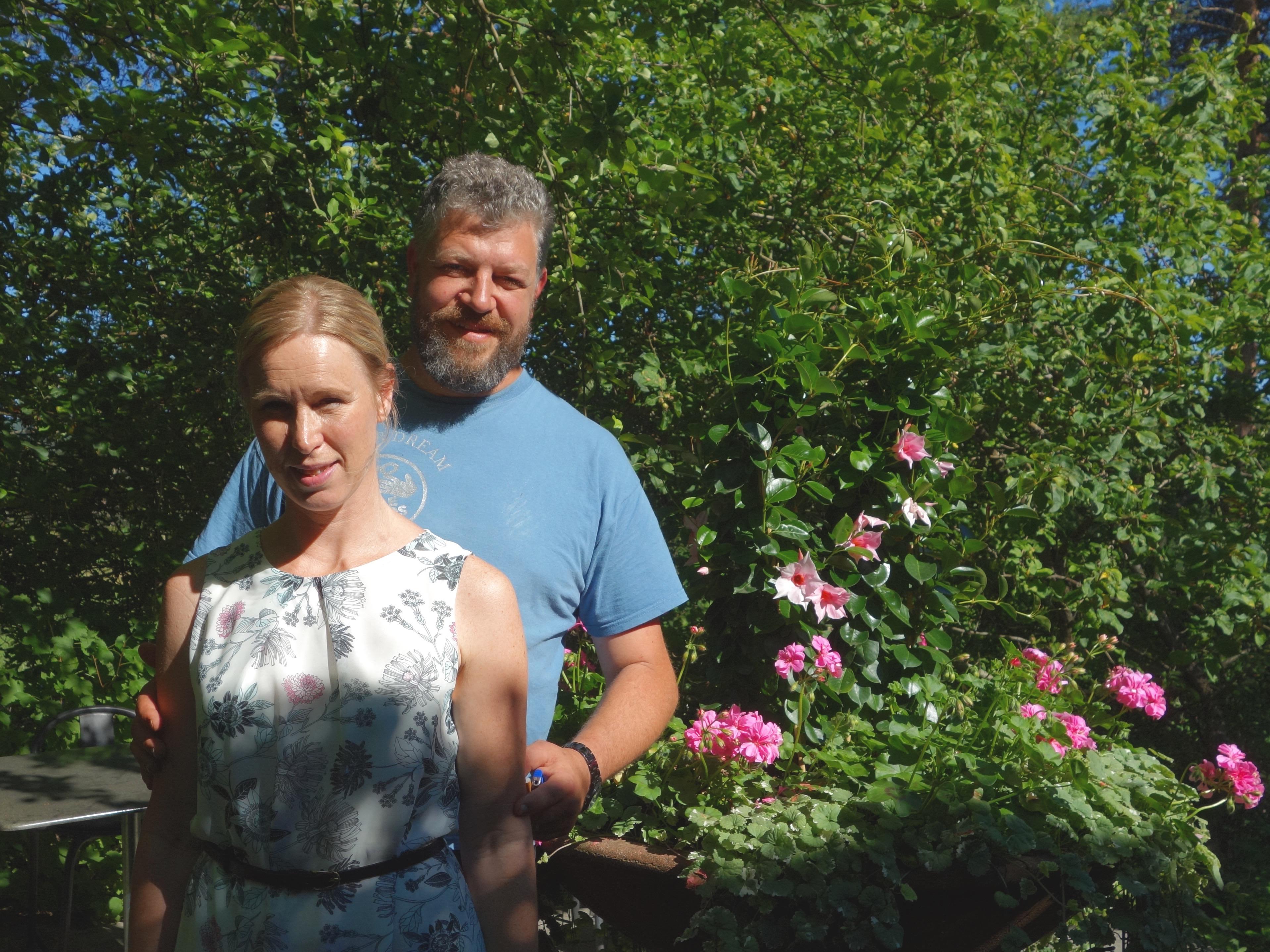 








Andreas och Sara Gering tog över visningsträdgården Villa Fraxinus 2014. Fast det är intensivt att sköta trädgård och restaurang är livet lugnare här än i storstaden. (Foto: Eva Sagerfors/Epoch Times)                                                                                                                                                                                                                                                                                                                                                                                                            