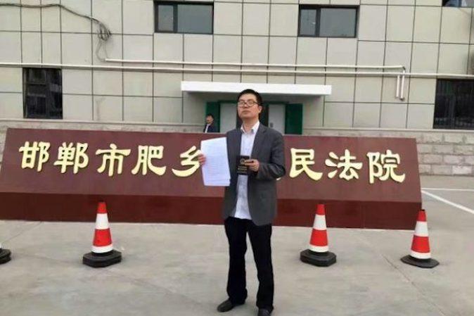 Advokaten Dong Qianyong står utanför Feixiangs distriktsdomstol, där han hindrades från att försvara en falungong-utövare den 11 oktober. Foto: Privat