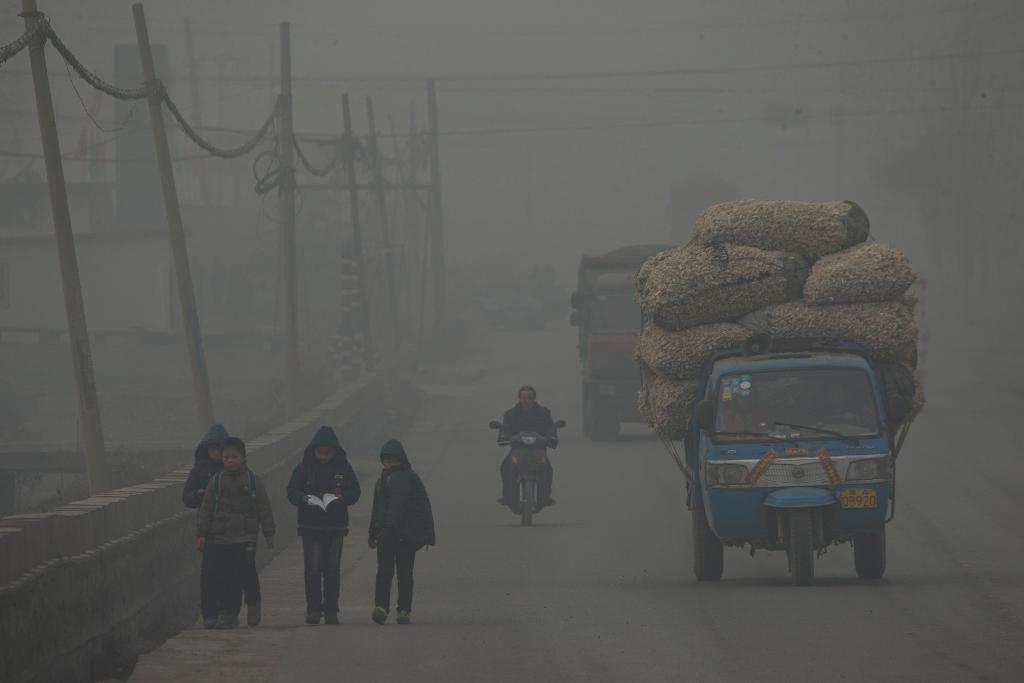 Miljontals barn i världen lever i starkt förorenade området, enligt Unicef. (Foto: Alexander F. Yuan/AP/TT-arkivbild)