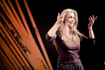 Polly Higgins under en föreläsning. (Foto: Thank God it's Monday)