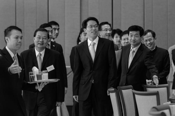 Zhang Xiaoming (mitten), chef för Pekings kontaktkontor i Hongkong, under en tillställning i Hongkong 2013. (Foto: Philippe Lopez/AFP/Getty Images)