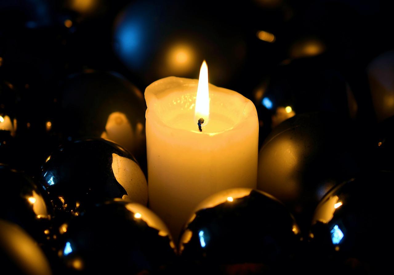 
Den tredje advent kulminerar ofta bränderna som orsakas av levande ljus. Orsaken är att det första ljuset som tändes i adventsljusstaken ofta har hunnit brinna ner och omgivande dekor eller lav har fattat eld. (Foto: Pixabay)                                            