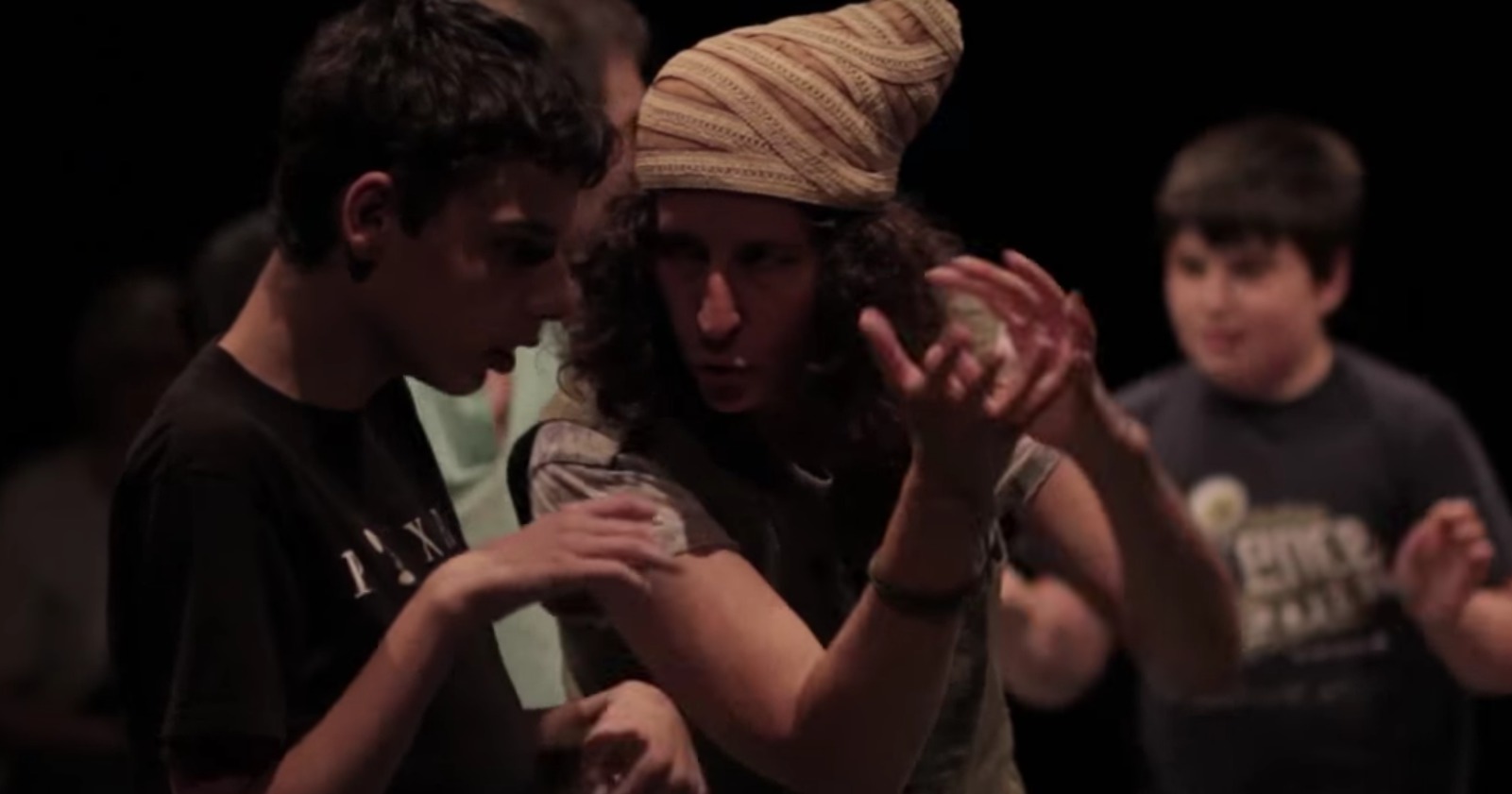 Barnen lär sig att interagera genom att spela Shakespeares pjäser. Foto: Skärmdump