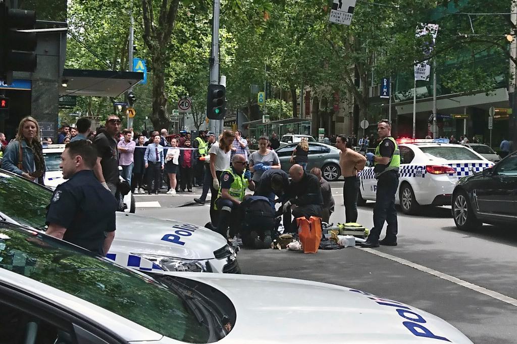 Ambulanspersonal tar hand om skadade i Melbourne. (Foto: Luke Costin/AP/TT)