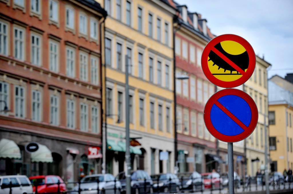 Åtgärder som förbud mot dubbdäck har stor betydelse för att minska luftföroreningarna i städer. (Foto: Jessica Gow/TT-arkivbld)