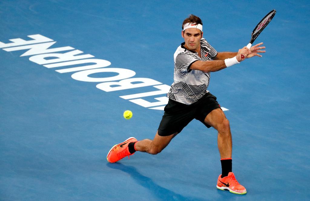 Roger Federer, Schweiz, är klar för final i grand slam-tävlingen Australian Open efter 3-2-segern mot landsmannen Stan Wawrinka. (Foto: Dita Alangkara/AP/TT)