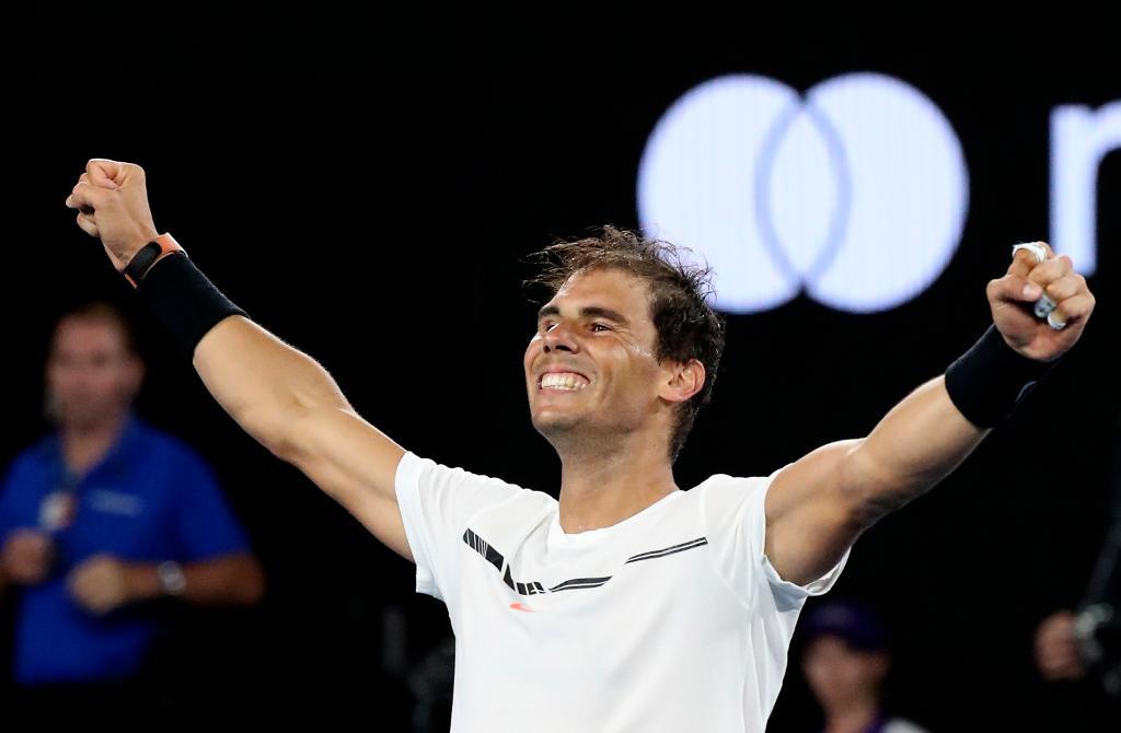 Rafael Nadal är både glad och lättad över semifinalsegern i Australian Open. (Foto: Aaron Favila/AP/TT)