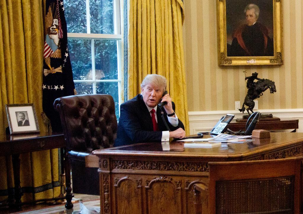 USA:s president Donald Trump i Vita huset under helgens telefonsamtal med Saudiarabiens kung Salman. (Foto: Manuel Balce Ceneta/AP/TT)