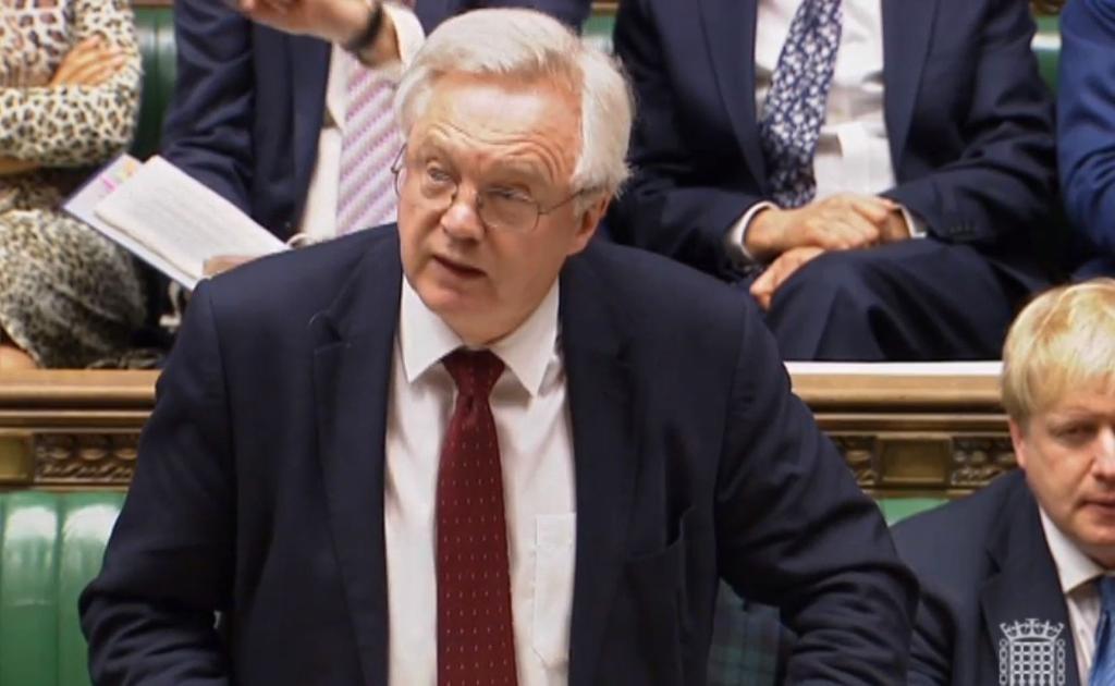 Brexitansvarige ministern David Davis talar vid debatten i det brittiska underhuset. (Foto: AP/TT)