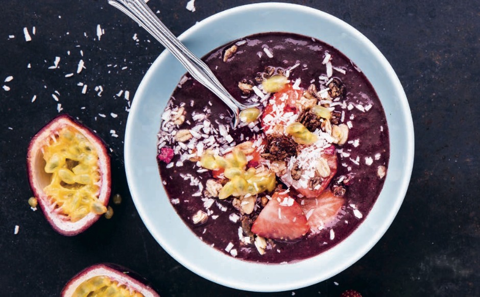 Den vackra açaibowlen är toppad med jordgubbar, bipollengranola och passionsfrukt. Açai är ett av de mest näringsrika bär du kan hitta.  (Foto: Camilla Lindqvist)