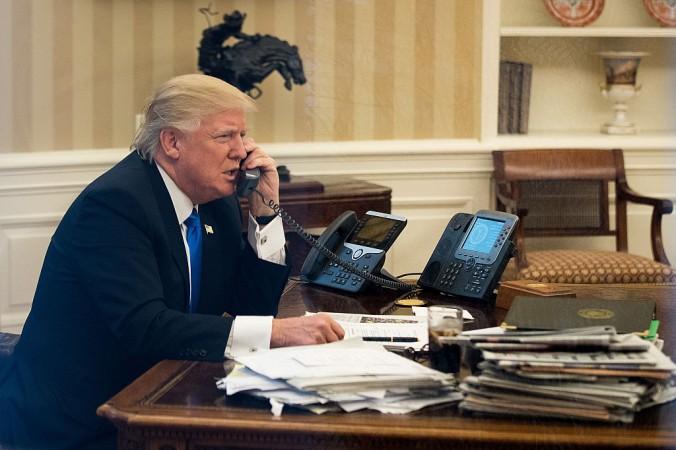 USA:s president Donald Trump talar i telefon i Vita huset. (Foto: Drew Angerer/Getty Images)