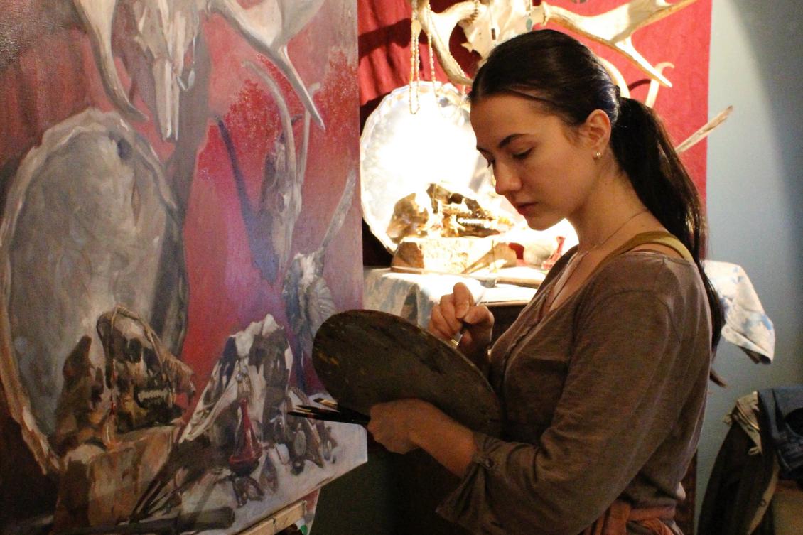 Theo är en av lärarna som undervisar eleverna  på The Swedish Academy of Realist Art. Hon och de andra lärarna på skolan finns ständigt till hands för att ge vägledning och uppmuntran i elevernas dagliga skapande. Foto: SARA