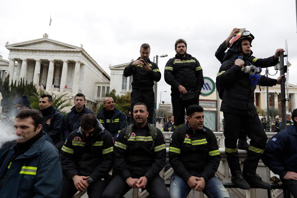 Greklands bräckliga koalitionsregering pressas inte bara av utländska långivare, utan även av omfattande protester mot nedskärningar på hemmaplan. Här demonstrerar brandmän häromdagen. Foto: Thanassis Stavrakis AP/TT