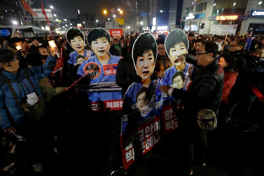 





Demonstration mot president Park Geun-Hye. Författningsdomstolen ska avgöra om hon ställs inför riksrätt.  Foto: Ahn Young Joon/AP/TT-arkivbild                                                                                                                                                                                                                                                                        