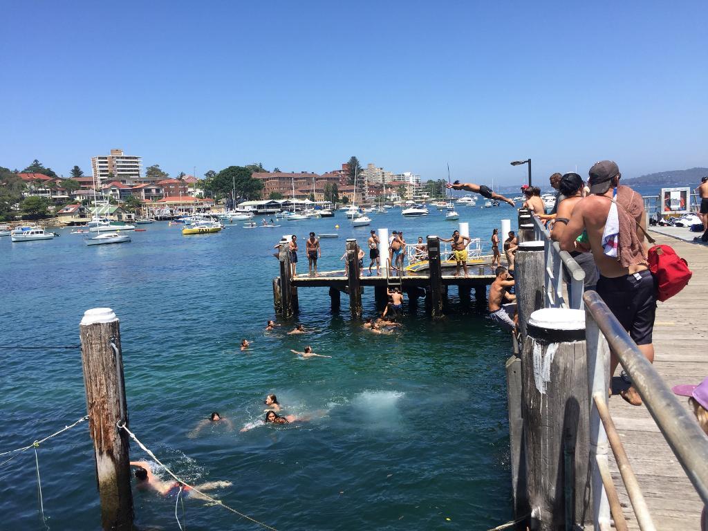 Ett sätt att svalka sig för invånarna i New South Wales, utan att belasta elnätet, är att ta sig ett dopp, här vid Manly utanför Sydney. Foto: Lisa Abrahamsson/TT
