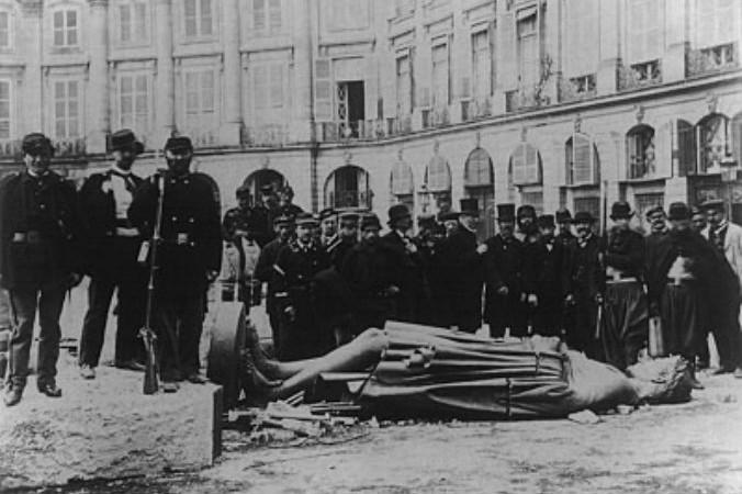 
Napoleon I:s kolonn har störtats vid Place Vendôme i Paris, under Pariskommunen 1871 (Foto: Andre Adolphe Eugene Disderi/public domain)                                             