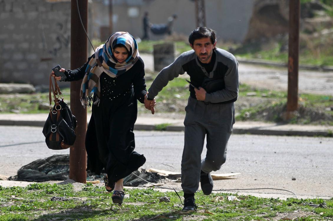


Irakier flyr Mosul under irakiska arméns offensiv 28 februari, för att återta kontrollen över staden. Foto: Ahmad Al-Rubaye /AFP/Getty Images                                                                                                                                     