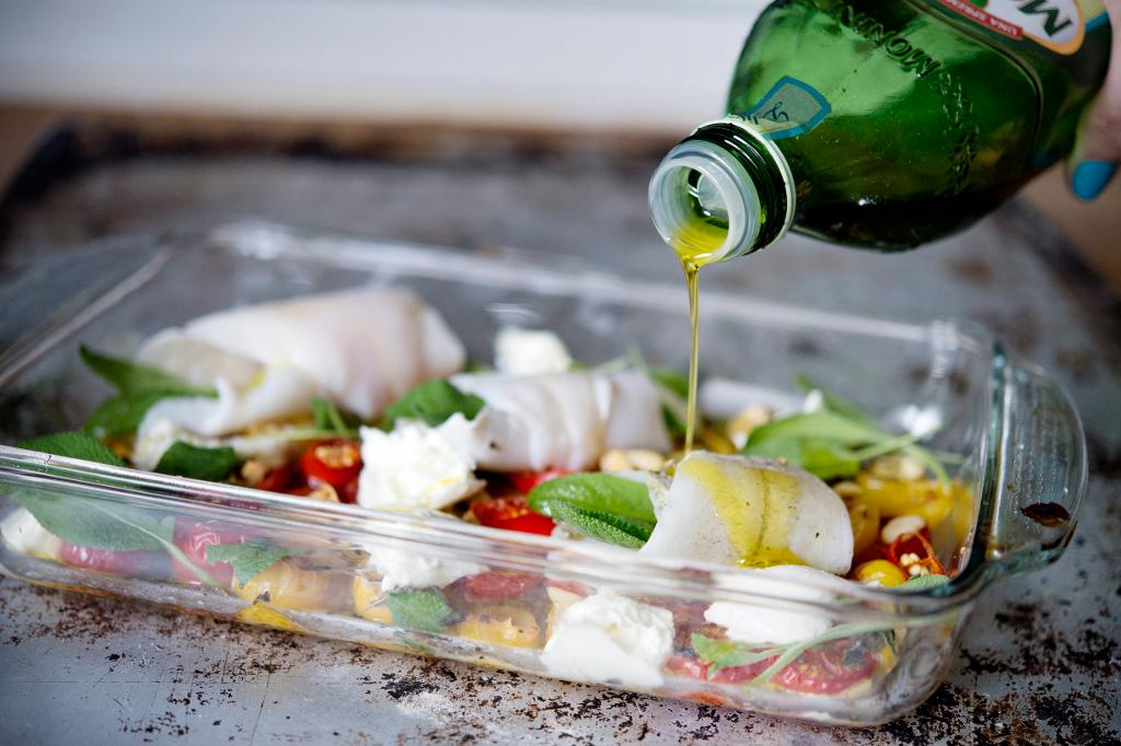 Mat mot depressioner - olivolja och fisk. Arkivbild. Foto: Jessica Gow/TT