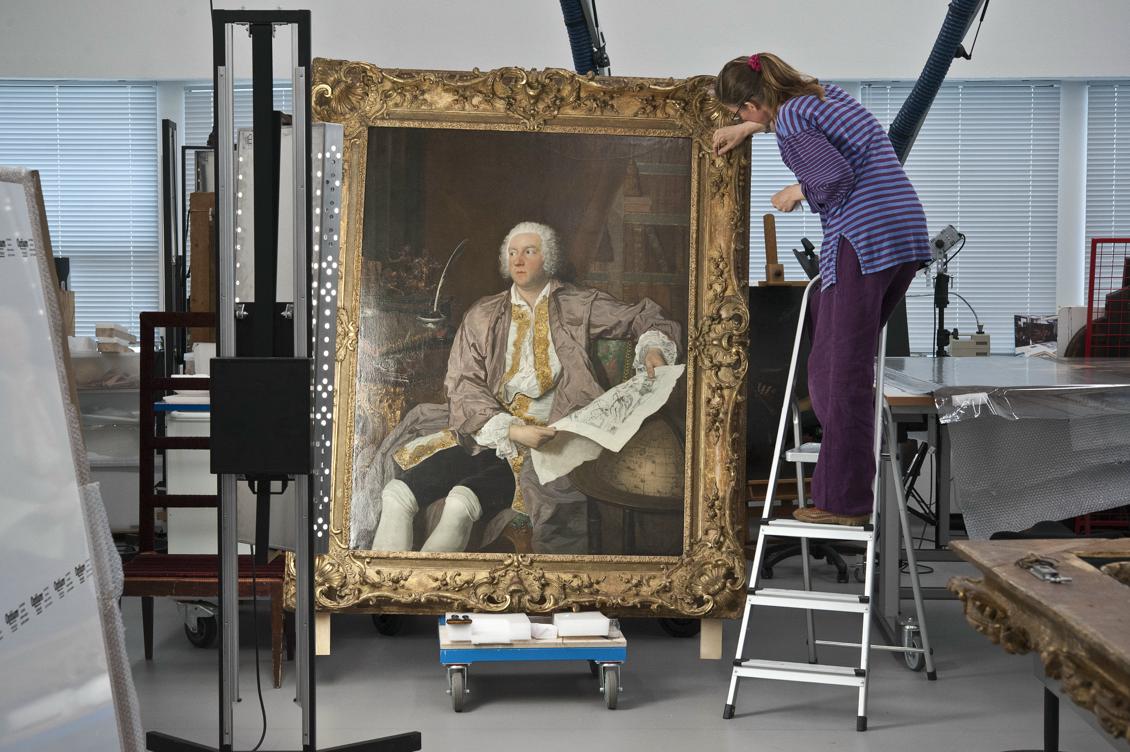 Förberedelse av Jacques-André-Joseph Aveds porträtt av Carl Gustaf Tessin inför utställningen. (Foto: Linn Ahlgren/Nationalmuseum)