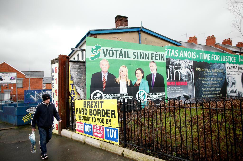



Sinn Feins och DUP:s valaffischer i västra Belfast. Foto: Peter Morrison                                                                                                                                                                                