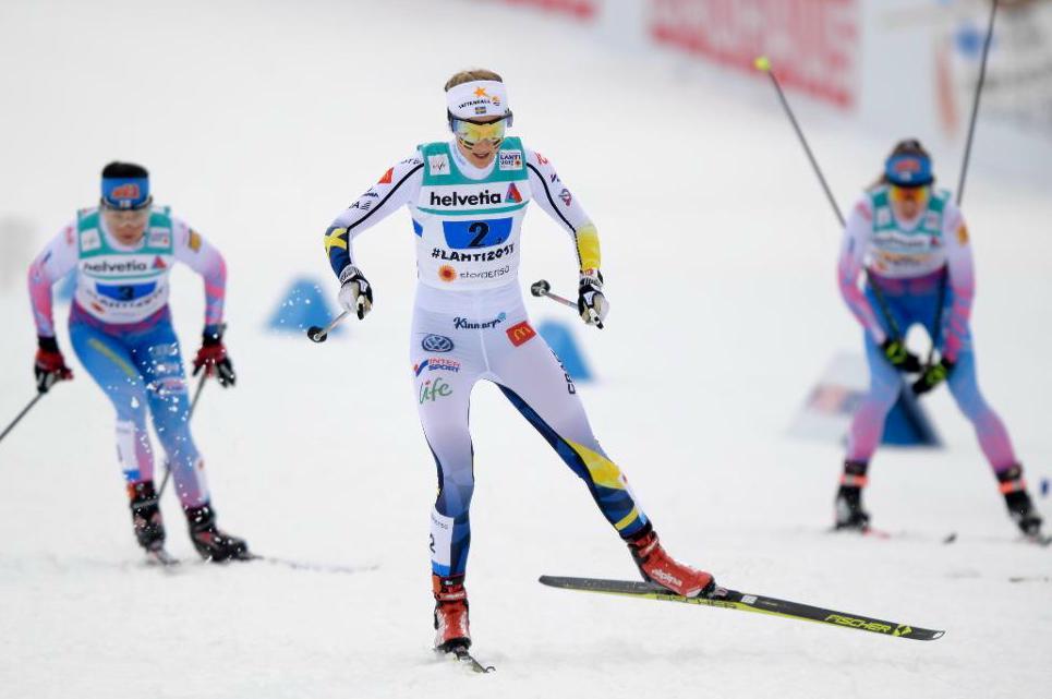 



Stina Nilsson säkrade som sista åkare i stafetten svenskt silver. Foto: Anders Wiklund/TT                                                                                                                                                                                