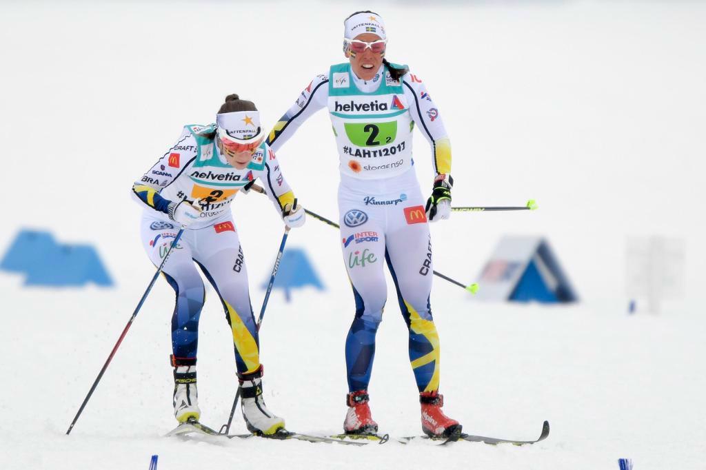 
Sveriges Charlotte Kalla (till höger) växlar över till Ebba Andersson på sträcka tre under damernas stafett 4x5 km vid skid-VM i finska Lahtis.  Foto: Anders Wiklund/TT                                            