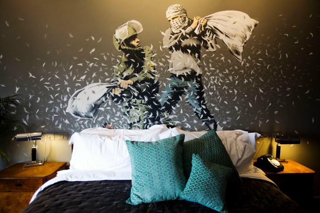 Rummen på "The walled off hotel" pryds av nya konstverk signerade Banksy. foto:
Dusan Vranic/AP/TT